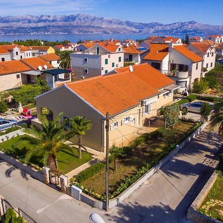 Apartments With A Parking Space Supetar, Brac - 16294 Exterior photo