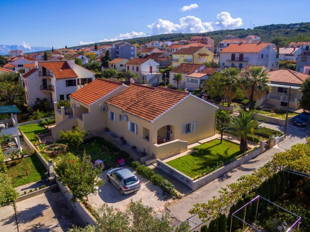 Apartments With A Parking Space Supetar, Brac - 16294 Exterior photo