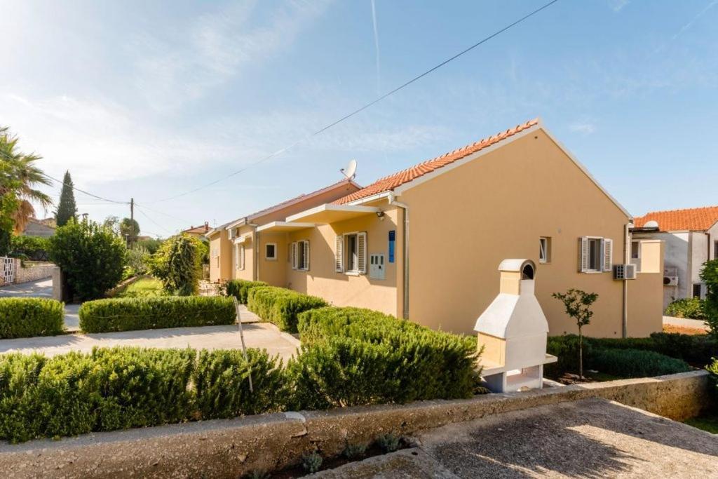 Apartments With A Parking Space Supetar, Brac - 16294 Exterior photo