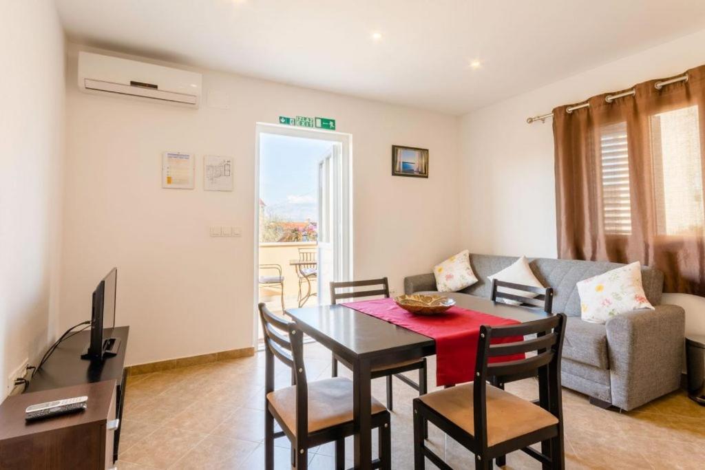 Apartments With A Parking Space Supetar, Brac - 16294 Exterior photo