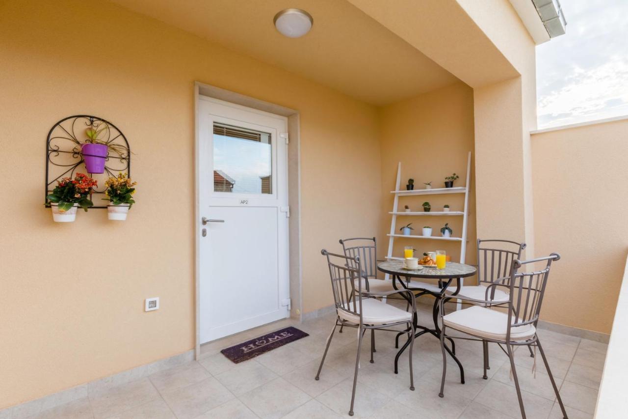 Apartments With A Parking Space Supetar, Brac - 16294 Exterior photo