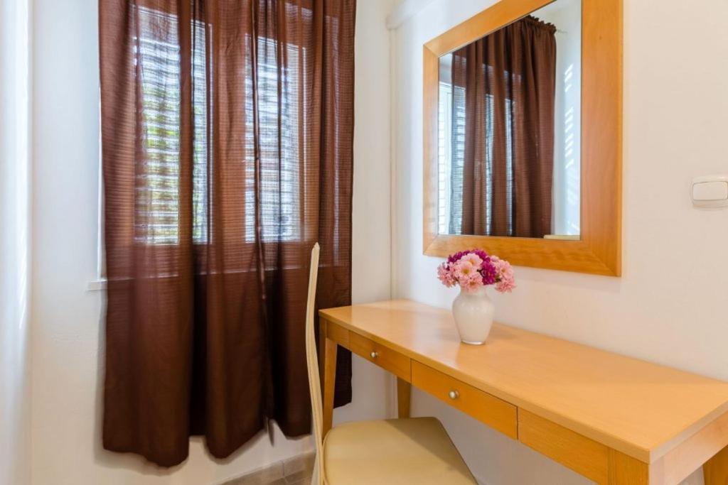 Apartments With A Parking Space Supetar, Brac - 16294 Room photo