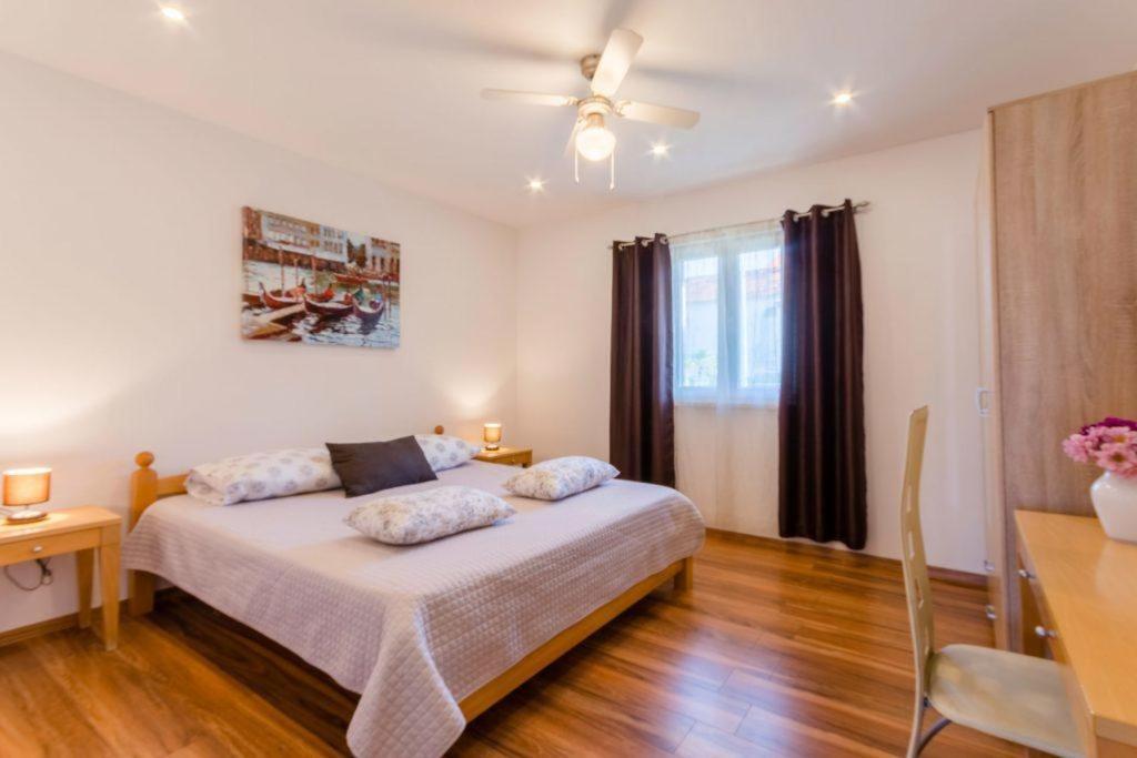 Apartments With A Parking Space Supetar, Brac - 16294 Exterior photo