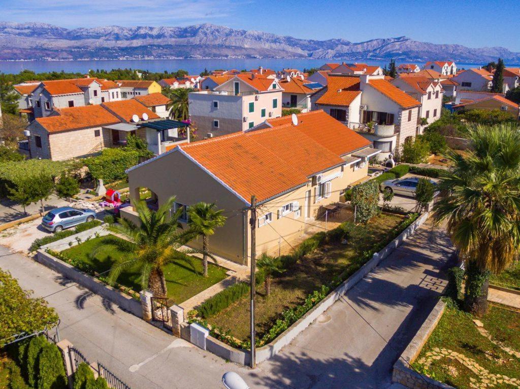 Apartments With A Parking Space Supetar, Brac - 16294 Exterior photo